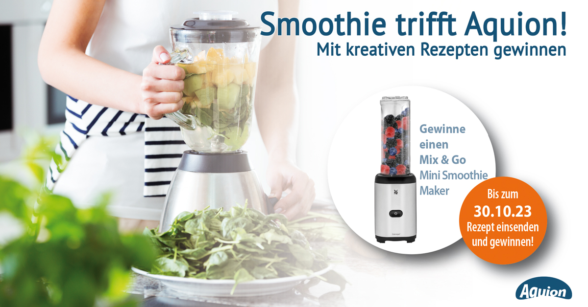 Ein Standmixer wird mit Zutaten gefüllt und es steht der Hinweis zum Gewinnspiel Smoothie trifft Aquion dabei