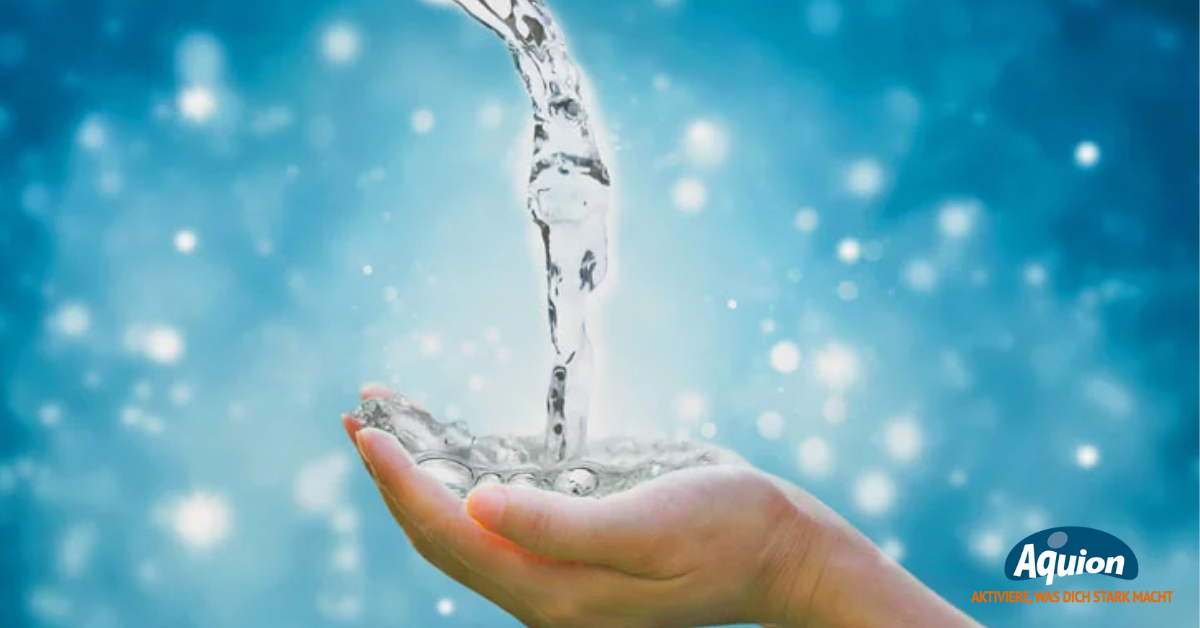 In frisches Wasser taucht eine Hand ein. Wie molekularer Wasserstoff H2 das Wasser zum Trinken bereichert und veredelt, ist der Titel des Aquion Beitrages zum Thema Wasserwissen
