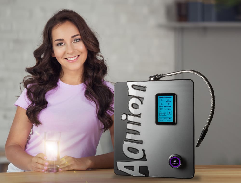 Frau mit Aquion Primus Pro und Lichtwasser