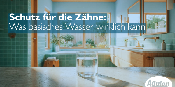 Glas mit WasserstoffWasser in einem Badezimmer-AQUION