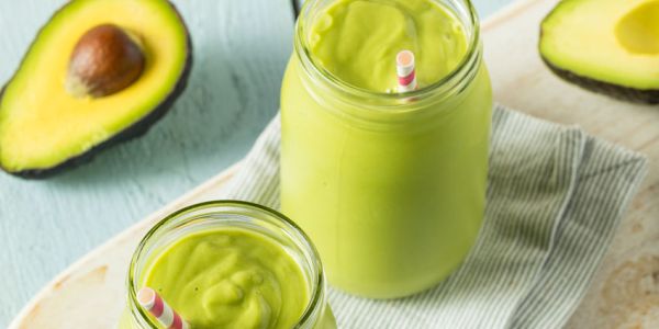Smoothie und Avocado