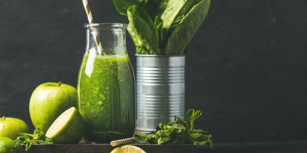 Glas mit Smoothie und Romana Salat