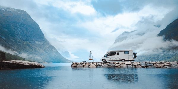 Camper steht am See in freier Natur. Es geht um perfektes Trinkwasser immer und überall mit AQUION UT MOBIL Wassersystem