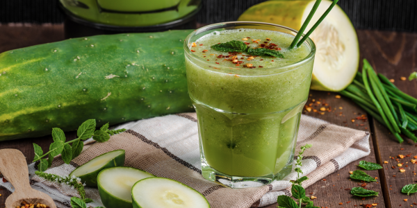 Glas mit Smoothie und Gurke