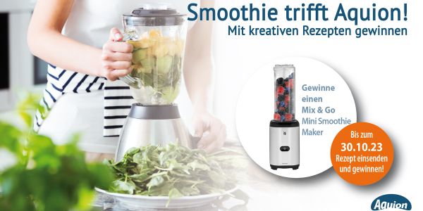 Ein Standmixer wird mit Zutaten gefüllt und es steht der Hinweis zum Gewinnspiel Smoothie trifft Aquion dabei