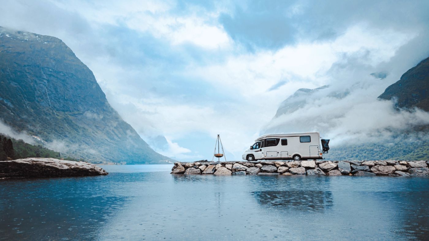 Camper steht am See in freier Natur. Es geht um perfektes Trinkwasser immer und überall mit AQUION UT MOBIL Wassersystem