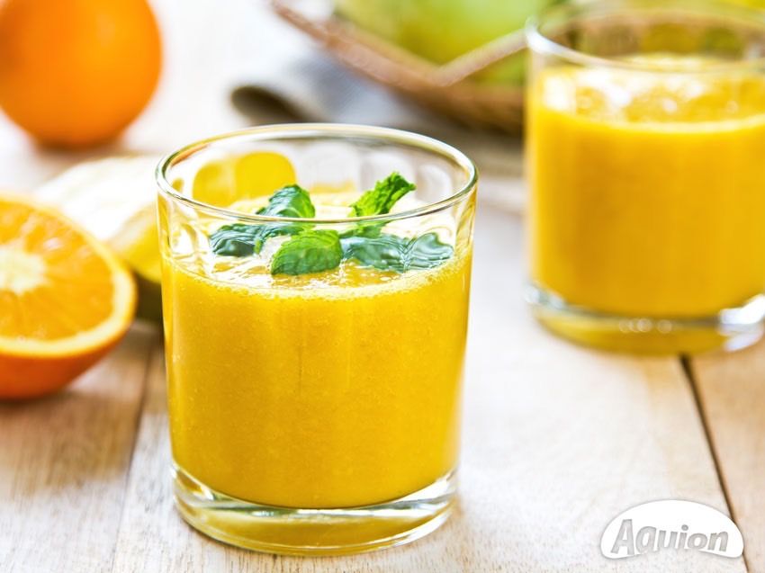 2 Gläser mit Smoothies und Orangen