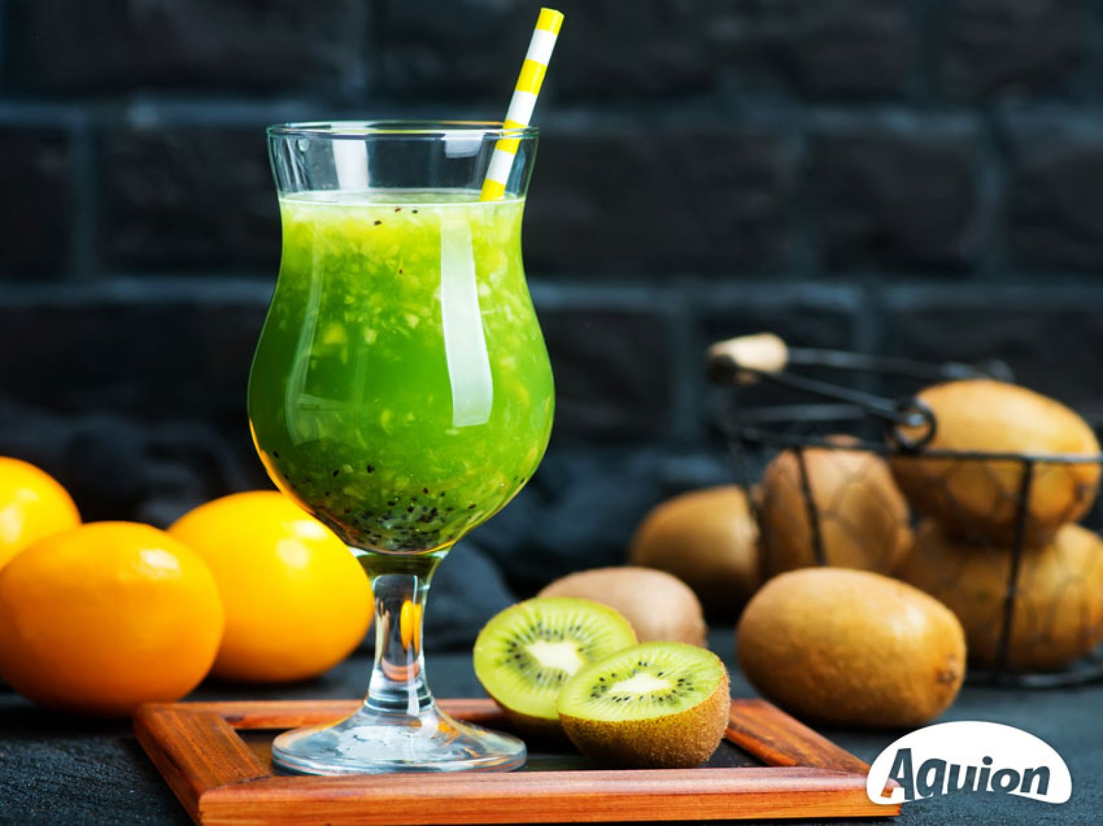 Glas mit Smoothie, Kiwi und Zitronen